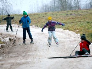 Jaunie slēpotāji jau aizvada treniņus jaunajā distanču slēpošanas trasē