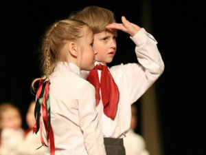 Bērnudārza „Ābelīte” bērni dejo Salaspilī