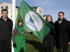 Bērnudārzā “Ieviņa” svinīgi paceļ starptautisko Ekoskolu Zaļo karogu