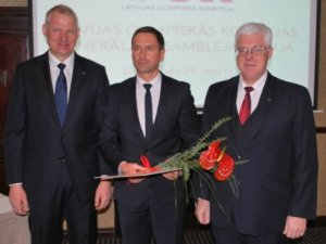 Siguldas novada Domes priekšsēdētājs saņem Latvijas Olimpiskās komitejas goda zīmi