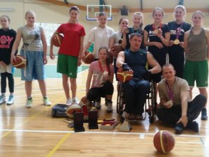 Paralimpiskais čempions Aigars Apinis viesojas pie „KB Academy” meitenēm