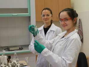 Siguldas 1. pamatskolas skolniece iepazīstas ar ķīmiķa profesiju