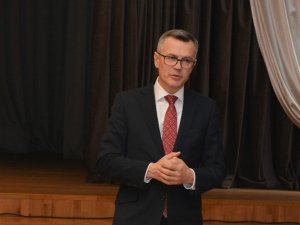 Ģimnāzisti tiekas ar Saeimas deputātu Ainaru Latkovski