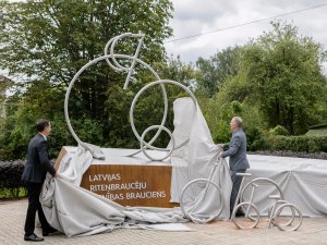 Par godu Latvijas Riteņbraucēju Vienības braucienam atklāts unikāls vides objekts