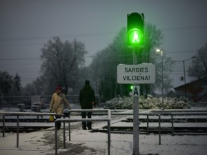 Siguldā izveidota Latvijā pirmā regulējamā gājēju pāreja pār dzelzceļu