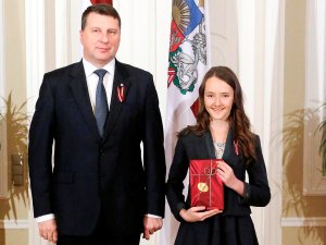 Valsts prezidents apbalvo 8.klases skolnieci Katrīnu Taupmani