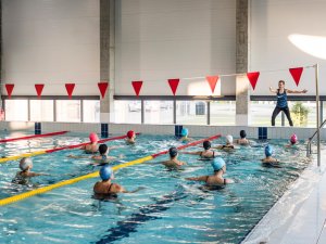 Siguldas Sporta centrā jaunas grupu nodarbības un paplašināta peldētapmācība