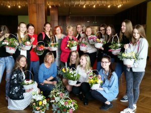 Siguldas 1.pamatskolā norisinājusies ziedu kārtošanas meistarklase
