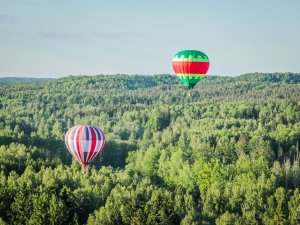 Stipro vēja brāzmu dēļ Siguldas svētkos atcelti gaisa balonu lidojumi