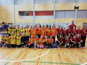 Siguldas pilsētas vidusskolas meiteņu komanda izcīna uzvaru tautas bumbā