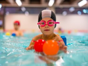 Atsākas individuālās peldētapmācības nodarbības bērniem vecumā no 7 gadiem