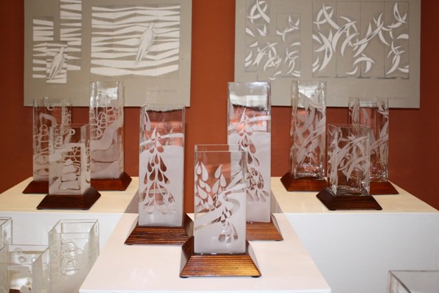 Siguldas Mākslu skolā apskatāmi Eiropas čempionāta kamaniņu sportā uzvarētāju kausi