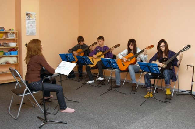 Yamaha mūzikas skola piedāvā nodarbības blokflautas un ģitārspēles cienītājiem