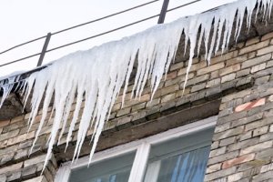 Pastiprināti kontrolēs sniega un lāsteku tīrīšanu no ēku jumtiem