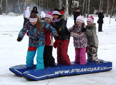 Siguldas jaunieši atbalsta Ziemas festivāla norises