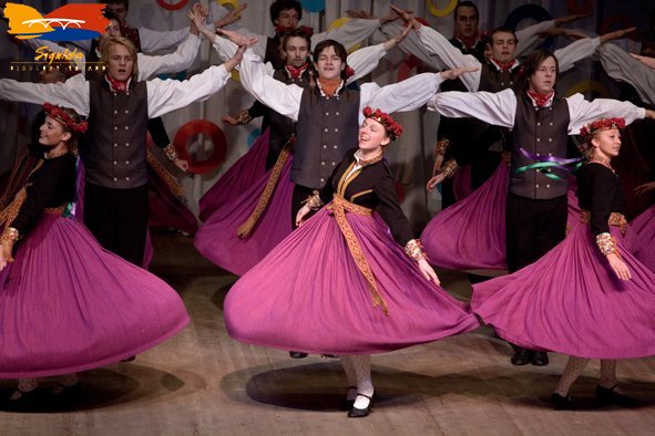 Deju kolektīvs „Vizbulīte” aicina uz koncertu „Raibu raibais”