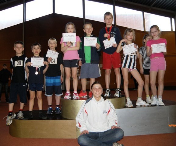 Jaunāko vecuma grupu vieglatlēti izcīna medaļas Limbažos