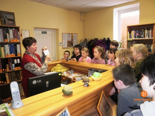 Allažu pamatskolas skolēni iepazīst bibliotēku