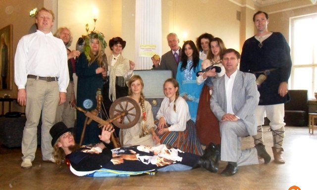 Siguldieši iesaistījās rakstnieces Annas Brigaderes 150 gadu atcerei veltītā sarīkojumā Rīgas Latviešu biedrībā