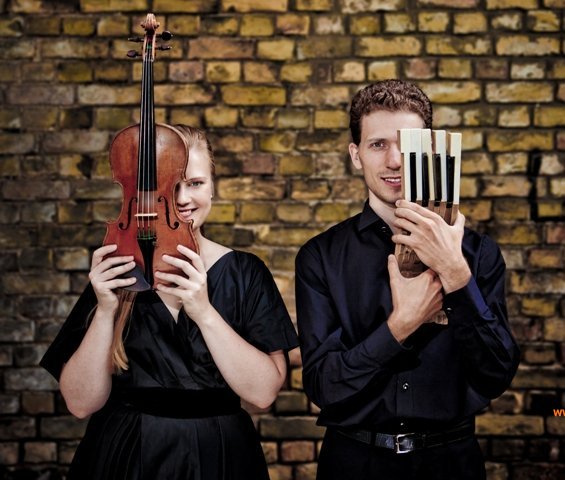 Baltais flīģelis ielūdz uz vijolnieces Paulas Šūmanes un pianista Reiņa Zariņa koncertu