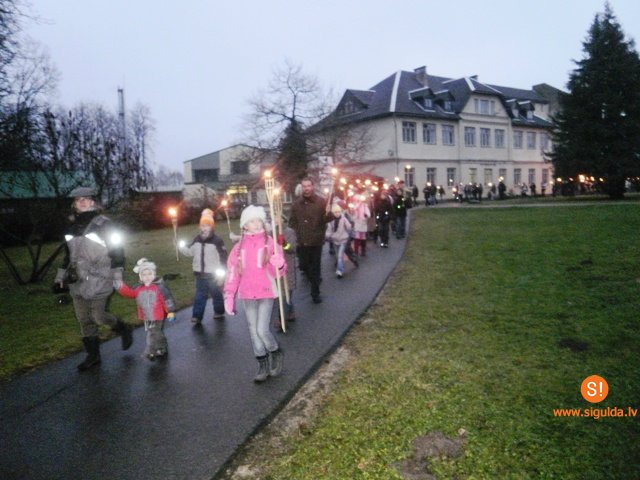 Tradicionālais lāpu gājiens Lāčplēša dienā Allažos
