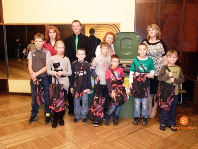 Siguldas 1.pamatskola šķiro atkritumus