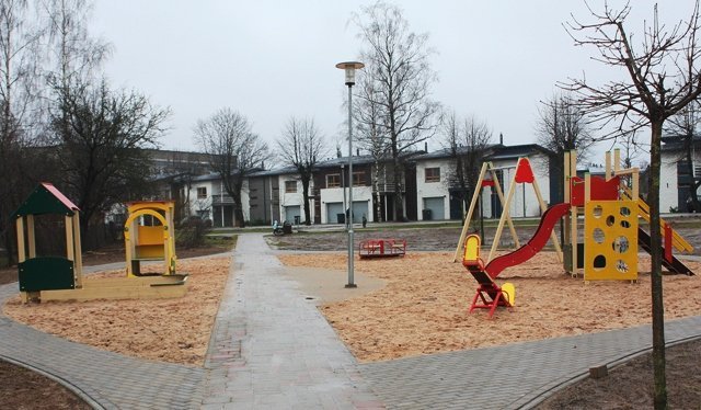 Jēkaba laukumā izveidots bērnu rotaļu laukums