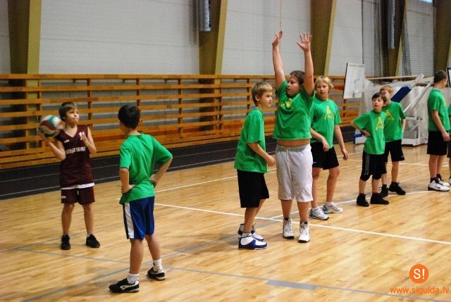 Siguldieši startē Pierīgas skolēnu sporta spēlēs tautasbumbā