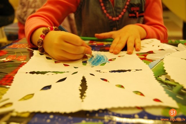 Ziemassvētku gaidīšana tirdzniecības centrā „Raibais suns”