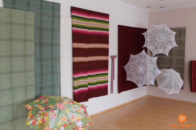 Pagarināta Tautas lietišķās mākslas studijas Ziemassvētku izstāde