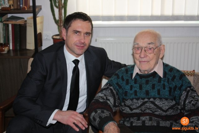 Siguldas novada Domes priekšsēdētājs sveic siguldieti 102 gadu jubilejā