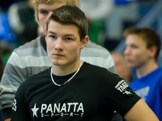 Latvijas čempions spiešanā guļus ar stieni – Dāvis Zavickis