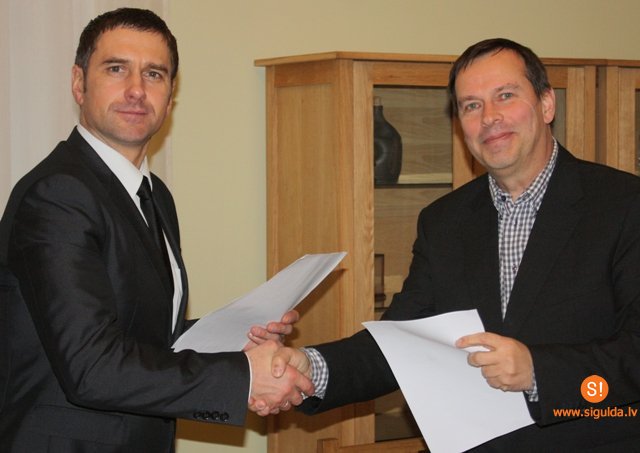 Paraksta līgumu par Pasaules kausa posma kamaniņu sportā organizēšanu Siguldā