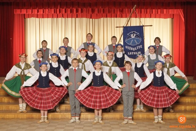Skolēnu tautas deju kolektīvs „Vizbulīte” gatavojas piedalīties jauno deju konkursā Rīgā