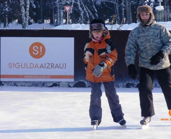 Slidotava aicina baudīt slidošanas prieku un spēlēt hokeju