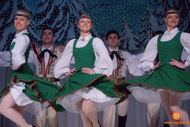 Deju kolektīvs Vizubulīte un draugi sniedz koncertu