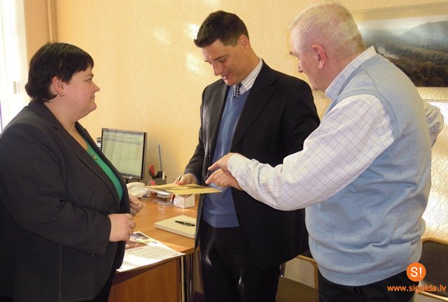 Siguldas pilsētas vidusskolā viesojās Francijas vēstniecības atašejs Patriks Molons