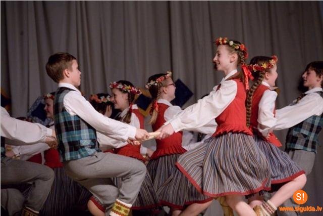 Novada skolu tautas deju kolektīvu skatē kolektīviem augsti rezultāti