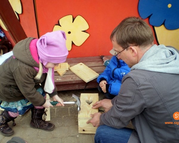 Bērnudārza ‘Ābelīte’ bērni gatavo mājvietas putniem