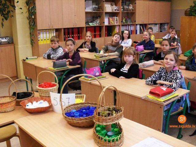 Siguldas pilsētas vidusskolas skolnieki šķirošanas akcijā savākuši 1379 korķus