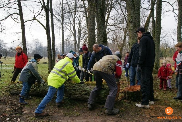 Jaunieši Lielajā talkā sakopa Jušu dabas sajūtu taku