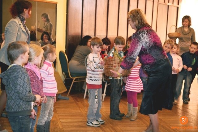 Topošie pirmklasnieki iepazīst Siguldas 1.pamatskolu