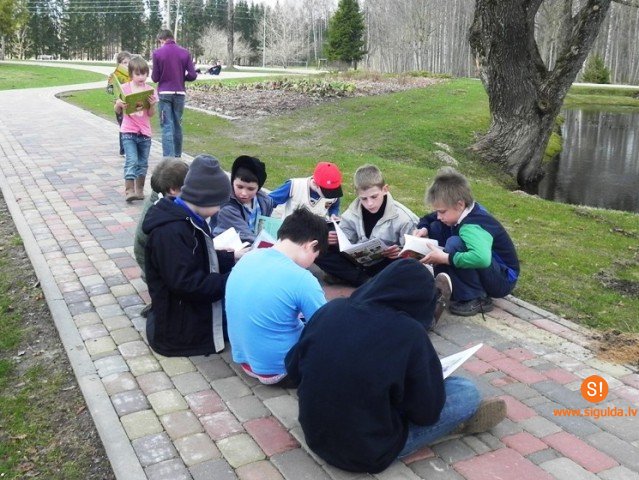 Mores iedzīvotāji iesaistās bibliotēkas rīkotā zibakcijā