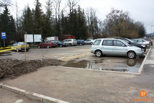 Slēgts auto stāvlaukums pie Siguldas dzelzceļa stacijas