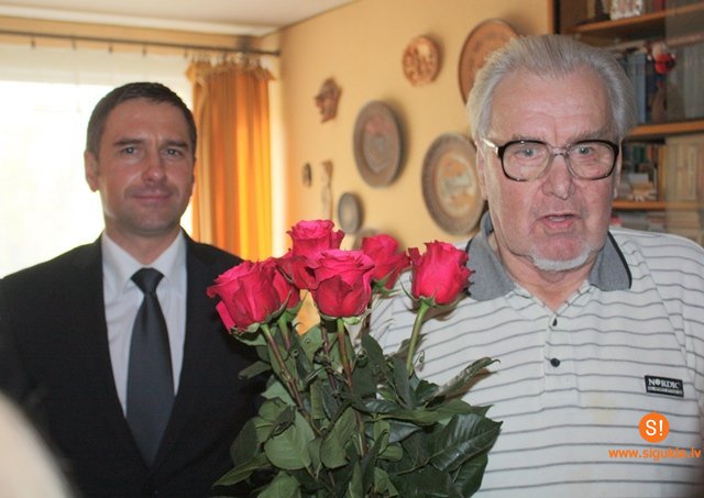 Priekšsēdētājs sveic Uldi Deisonu 80 gadu jubilejā