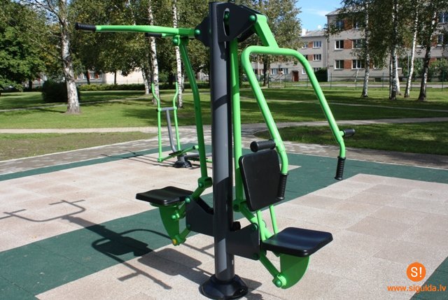 Raiņa parkā uzstādīti āra trenažieri