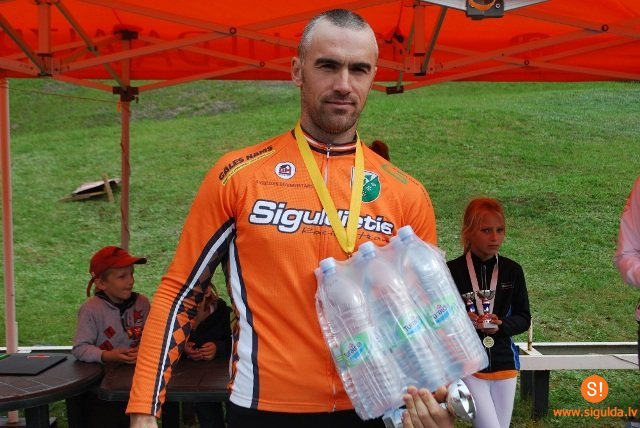 Pirmo reizi skrējēji sacenšas Siguldas Bobsleja un kamaniņu trasē