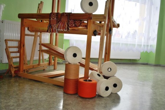 Daiļamata meistare ziedo diegus aušanas nodarbībām jauniešiem