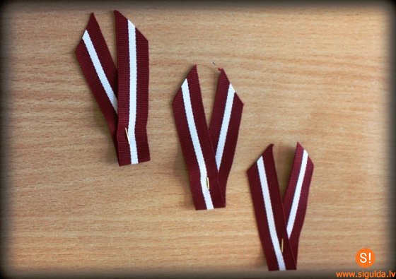 Siguldas novadā iedzīvotāji saņēmuši lentītes Latvijas valsts karoga krāsās jau puskilometra garumā