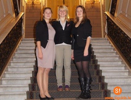 Ģimnāzijas skolnieces plūc laurus fotogrāfiju konkursā